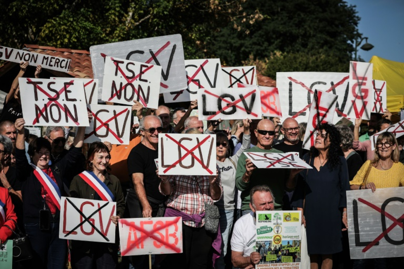 Des participants, y compris des élus, au convoi contre les LGV, le 23 septembre 2023 à Balizac, en Gironde © Thibaud MORITZ