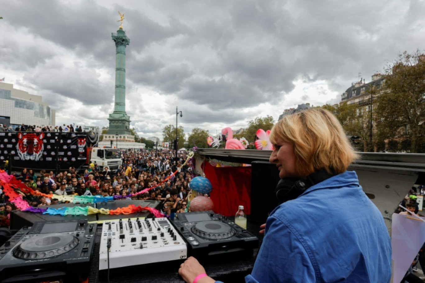 La DJ et productrice La Fessée mixe devant les participants de la 25e Techno Parade place de la Bastille à Paris, le 23 septembre 2023 © Geoffroy Van der Hasselt