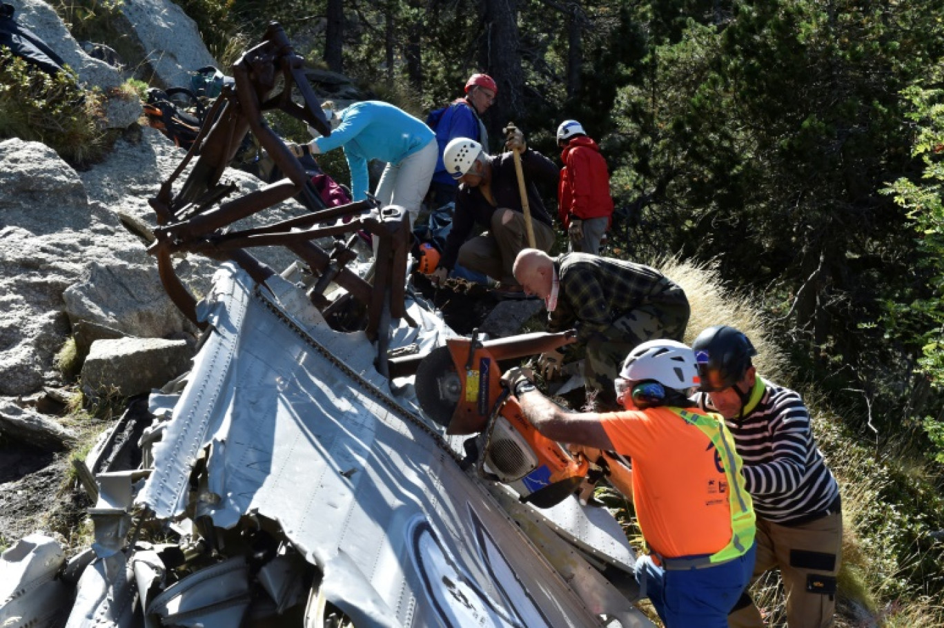 Des bénévoles déblaient les débris d'un avion qui s'est écrasé en octobre 1961 sur la montagne Canigou, le 24 septembre 2023 dans les Pyrénées-Orientales © RAYMOND ROIG