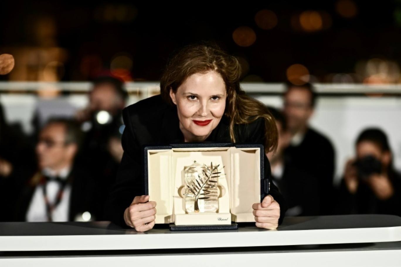 La réalisatrice Justine Triet après avoir remporté la Palme d'Or pour le film "Anatomie d'une Chute" lors de la cérémonie de clôture du Festival de Cannes, le 27 mai 2023 © LOIC VENANCE