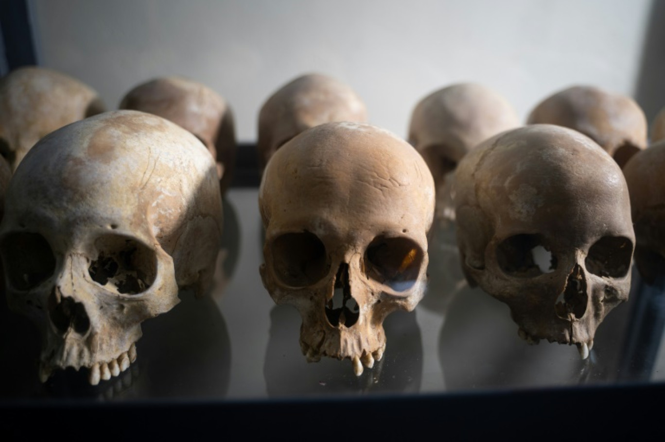 Des crânes de victimes au mémorial du génocide de Gatwaro, le 1er décembre 2020 à Kibuye, au Rwanda © Simon Wohlfahrt