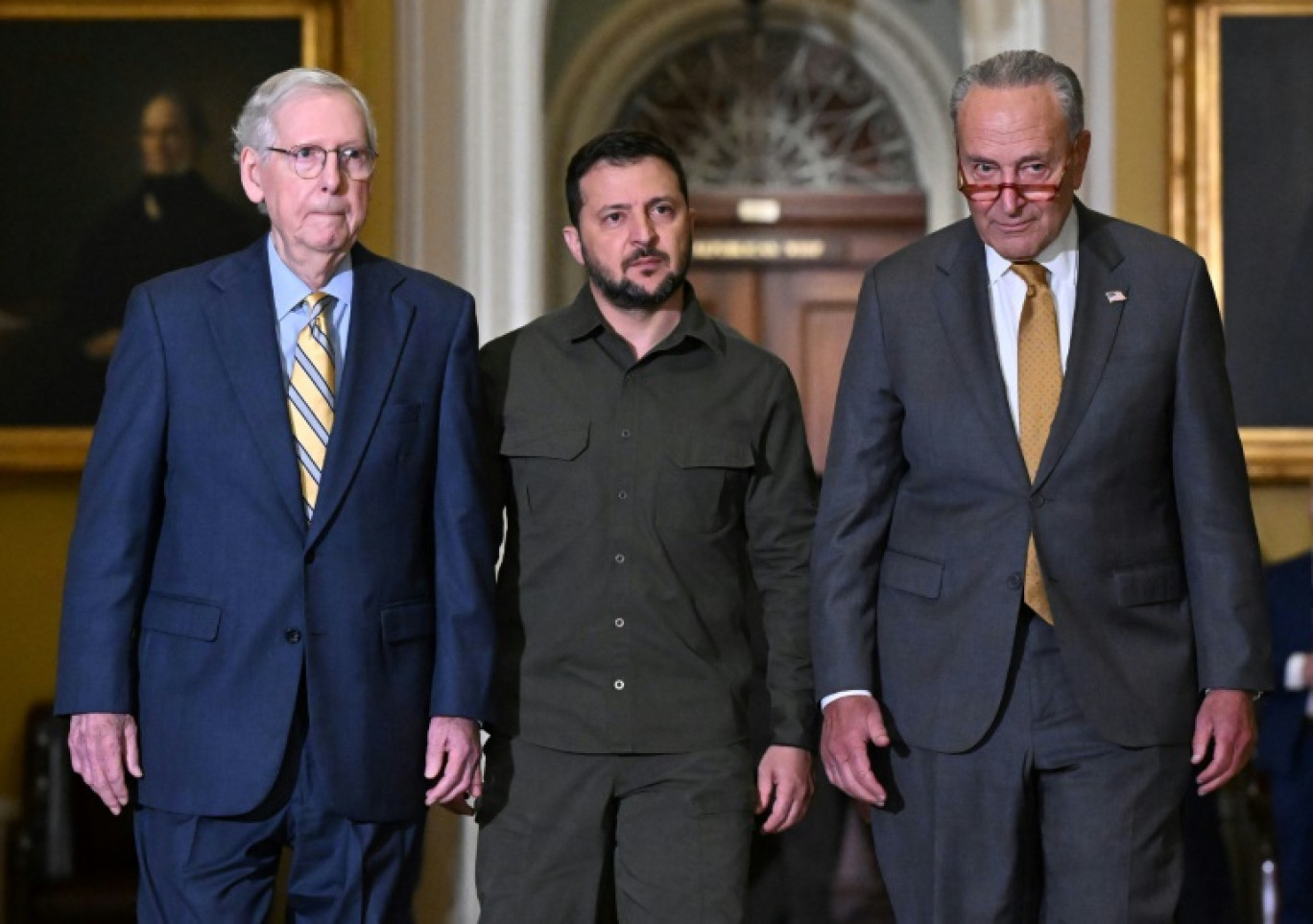 Le président ukrainien Volodymyr Zelensky, entouré des responsables du Sénat, le républicain Mitch McConnell (g) et le démocrate Chuck Schumer (d), au Capitole, le 21 septembre 2023 à Washington © Pedro Ugarte