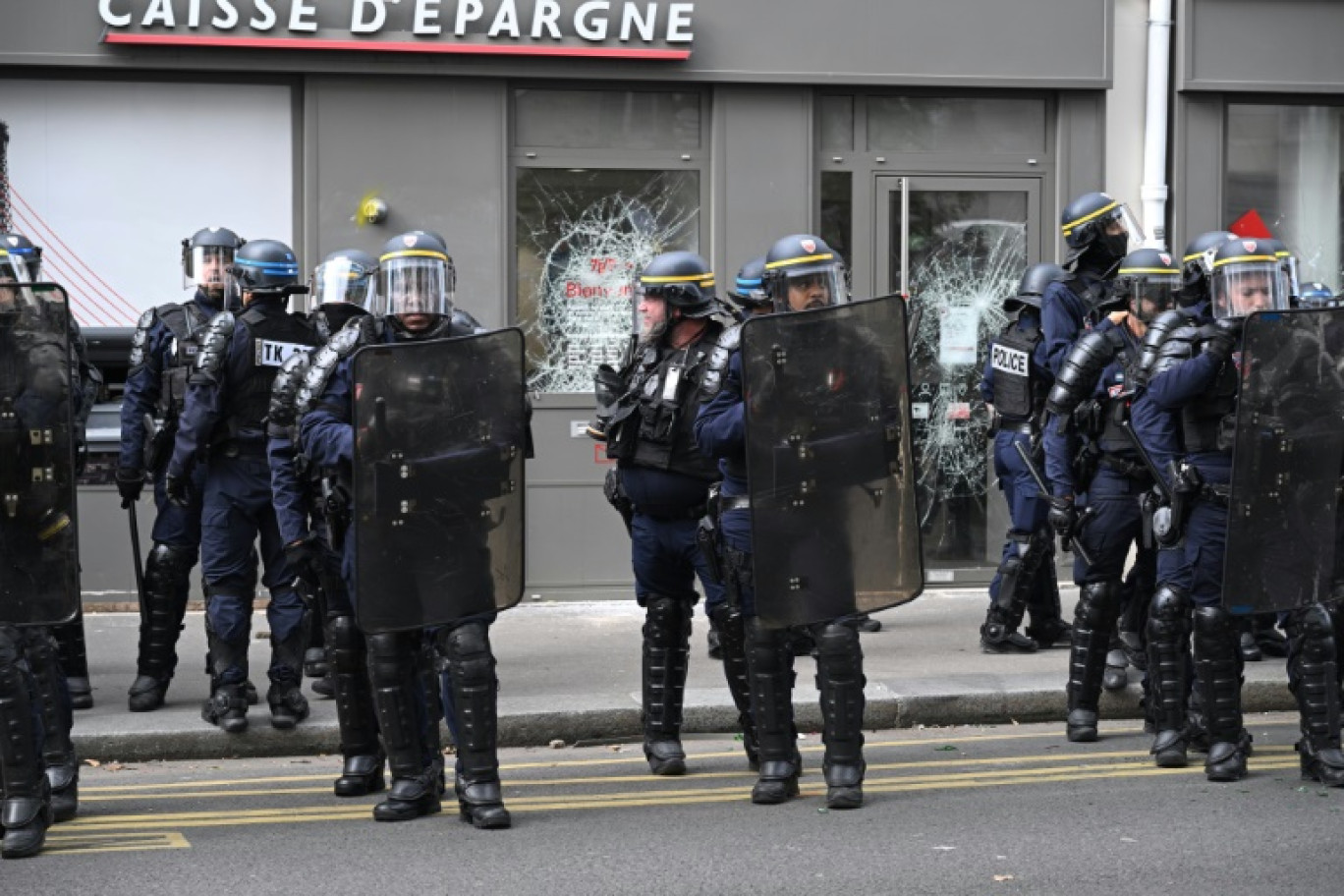 Des policiers antiémeute en position lors d'une manifestation contre les violences policières, le 23 septembre 2023 à Paris © Bertrand GUAY