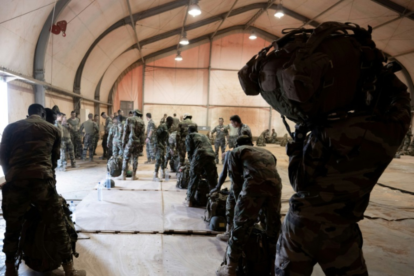 Des soldats français du 2e Régiment Etranger de Parachutistes (2eREP) et des militaires nigériens se préparent pour une mission sur la base aérienne française de la BAP, le 14 mai 2023 à Niamey © ALAIN JOCARD