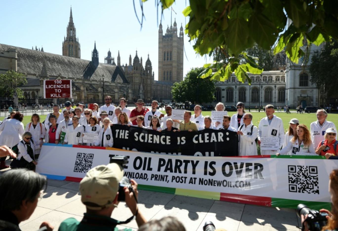 Des scientifiques manifestent contre l'octroi de nouvelles licences de production de pétrole et de gaz au Royaume-Uni, près du Parlement, dans le centre de Londres, le 4 septembre 2023 © Adrian DENNIS