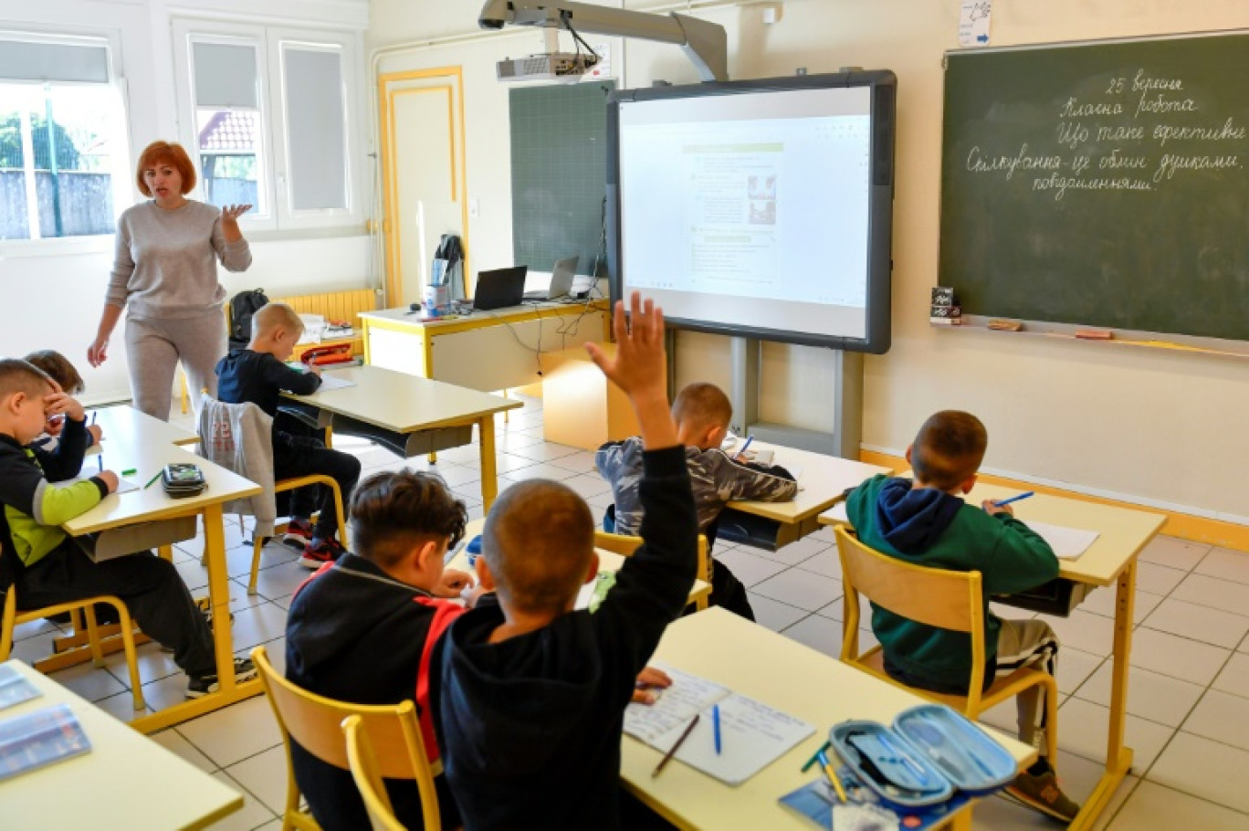 L'enseignante ukrainienne Svetlana (g) donne un cours à des enfants ukrainiens dans une salle de classe de l'école primaire Jules Ferry de Tomblaine, le 25 septembre 2023 en Meurthe-et-Moselle © Jean-Christophe VERHAEGEN