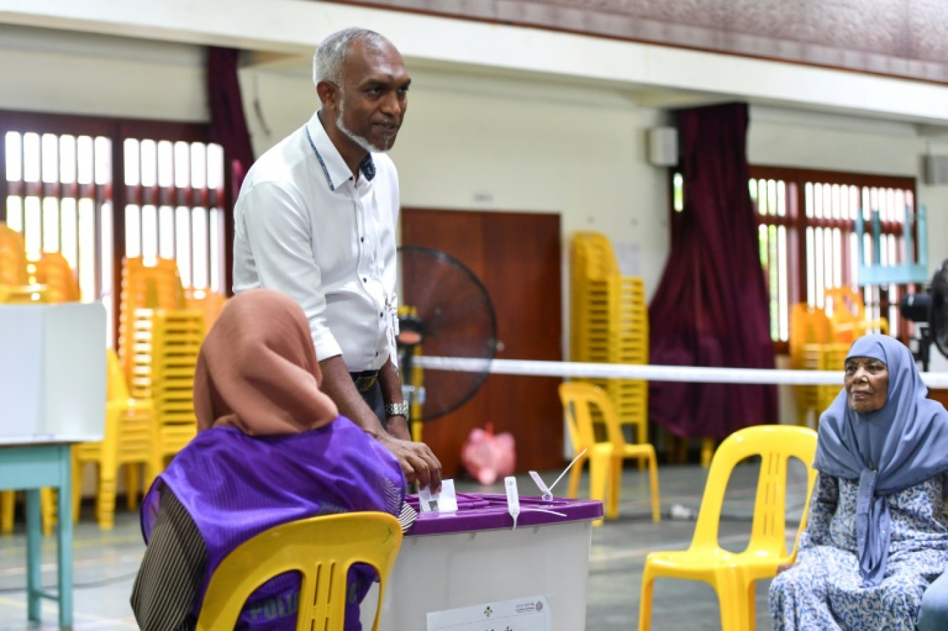 Le candidat du Congrès national du peuple (PNC), Mohamed Muizzu, vote au deuxième tour de l'élection présidentielle, le 30 septembre 2023 à Malé, aux Maldives © Mohamed Afrah