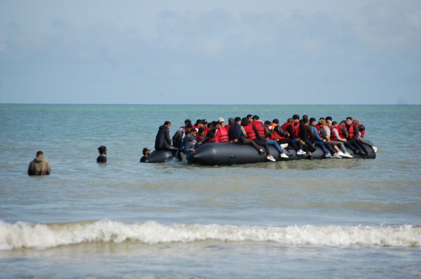 Des migrants à bord d'un bateau pneumatique lors d'une tentative de traversée illégale de la Manche pour rejoindre la Grande-Bretagne, le 18 juillet 2023 au large de Sangatte, dans le Pas-de-Calais © BERNARD BARRON