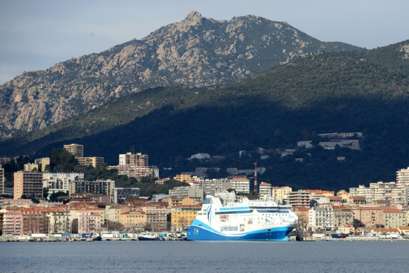 Le président Emmanuel Macron s'adresse aux membres de l'assemblée de Corse, le 28 septembre 2023 à Ajaccio © Pascal Pochard-Casabianca