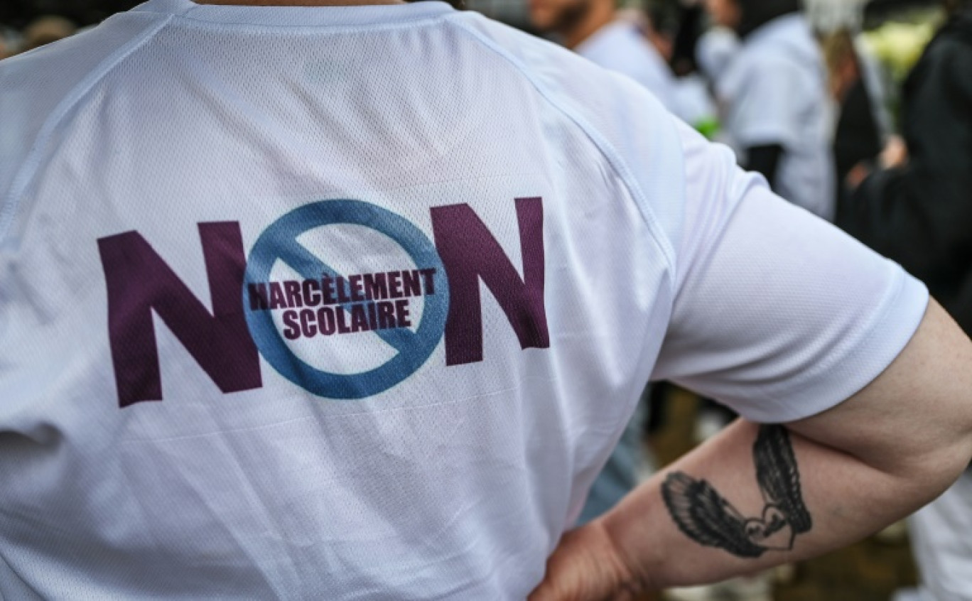 Un manifestant porte un T-shirt "Non au harcèlement scolaire" pendant une marche blanche dédiée à Lindsay, jeune fille de 13 ans qui s'est suicidée après avoir été harcelée, à  Vendin-le-Vieil (Pas-de-Calais) le 18 juin 2023 © DENIS CHARLET