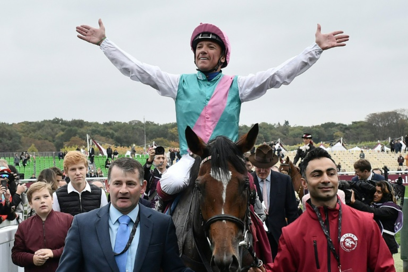 Le jockey italien Frankie Dettori sur Enable lors de sa victoire dans le Prix de l'Arc de Triomphe, le 7 octobre 2018 à l'hippodrome de Paris Longchamp © Philippe LOPEZ