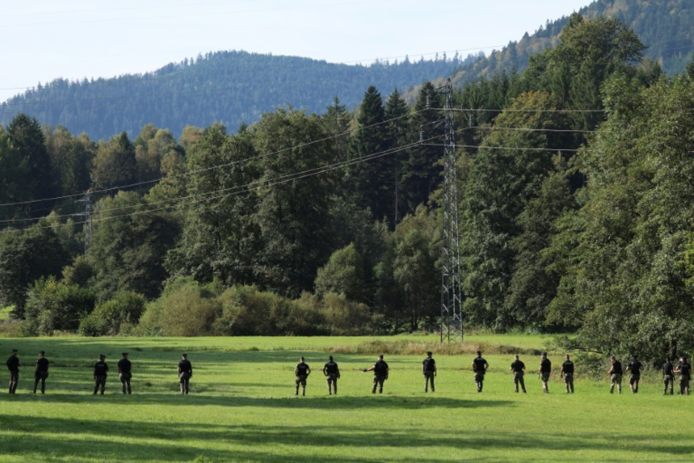 Des gendarmes participent à une battue à Saint-Blaise-la-Roche, dans le Bas-Rhin, où une jeune fille de 15 ans a disparu, le 28 septembre 2023 © Frederick FLORIN