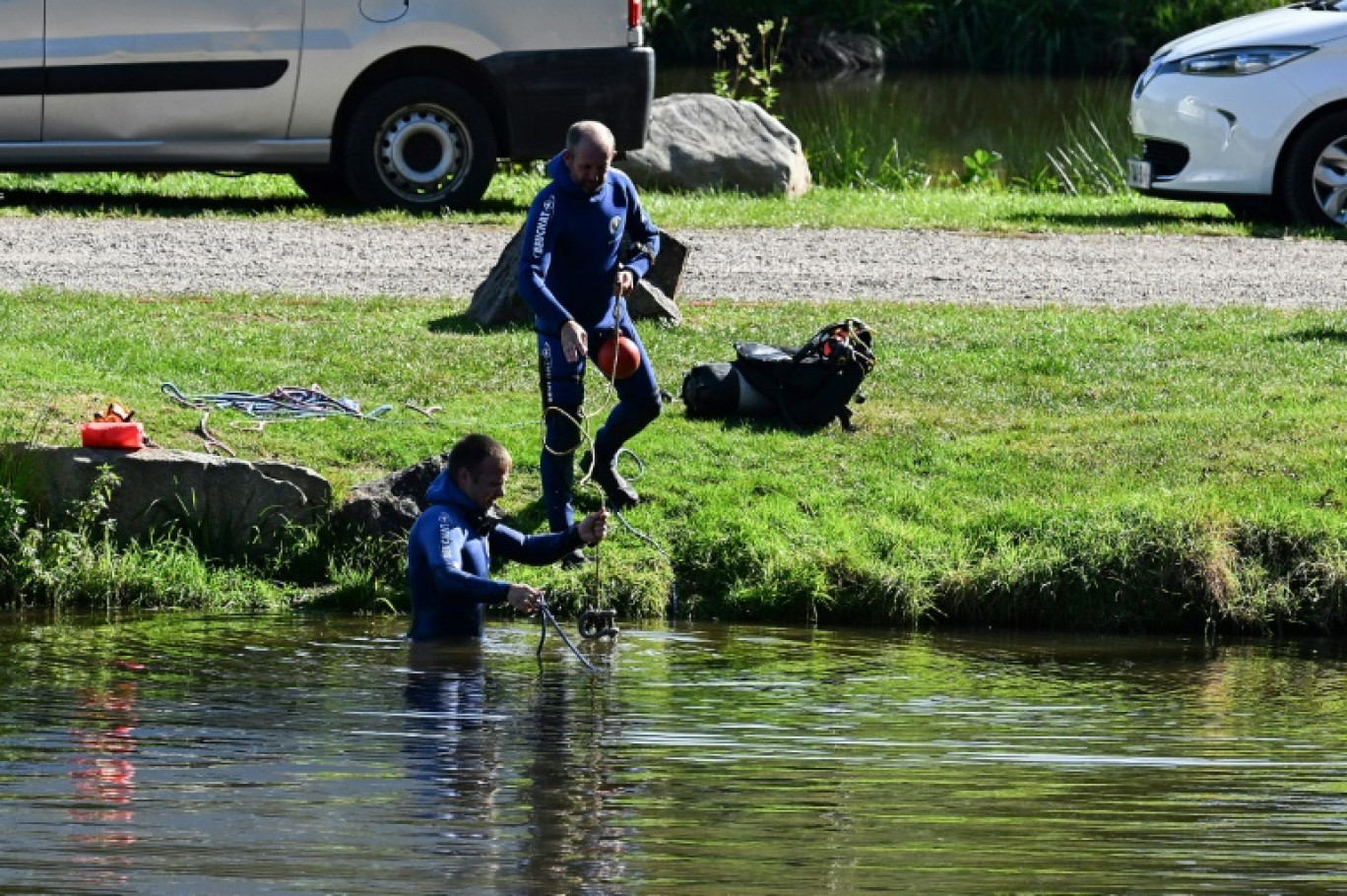 Des plongeurs de la gendarmerie sondent un étang près duquel a disparu une adolescente, le 27 septembre 2019 à Saint-Blaise-la-Roche, dans le Bas-Rhin © PATRICK HERTZOG