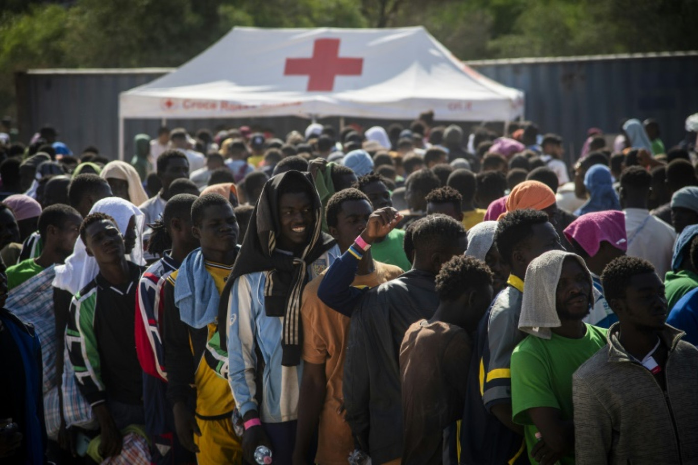 Des migrants rassemblés devant le centre d'accueil de Lampedusa, le 14 septembre 2023 en Italie © Alessandro Serranò