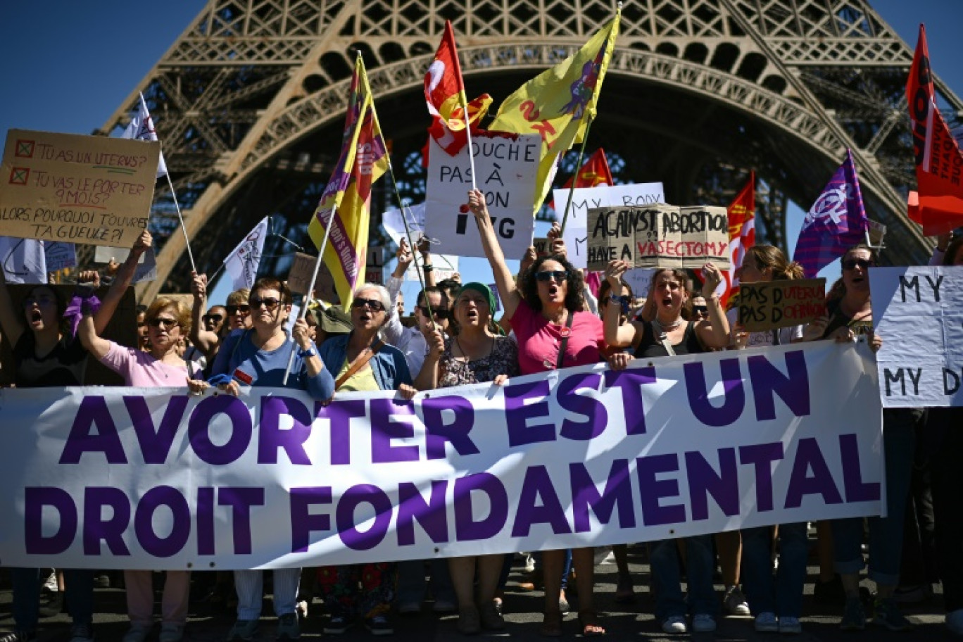 Rassemblement pour l'inscription du droit à l'avortement dans la Constitution, le 2 juillet 2022 à Paris © Christophe ARCHAMBAULT