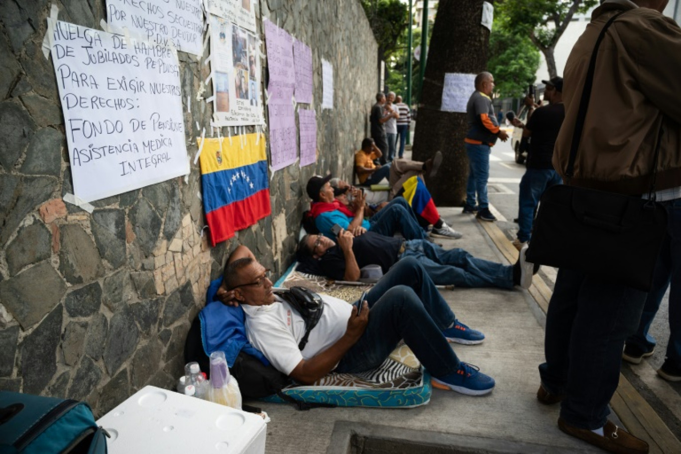 Des retraités du secteur pétrolier en grève de la faim devant un des sièges de Petroleos de Venezuela (PDVSA) à Caracas le 13 septembre 2023 © Miguel Zambrano