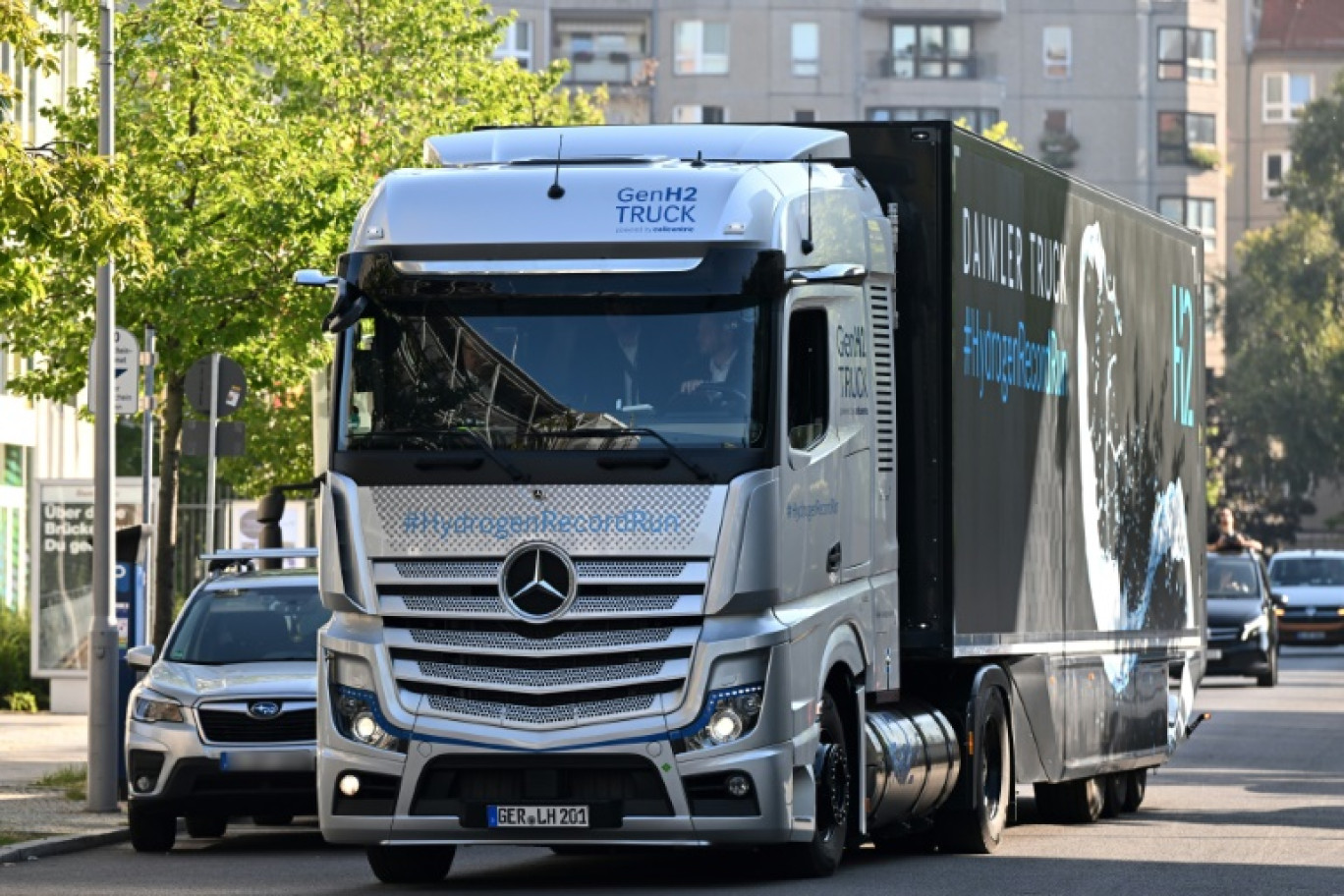 Un prototype du camion GenH2 de Daimler Truck, propulsé à l'hydrogène, arrive à Berlin après avoir parcouru 1.047 kilomètres, le 26 septembre 2023 © John MACDOUGALL