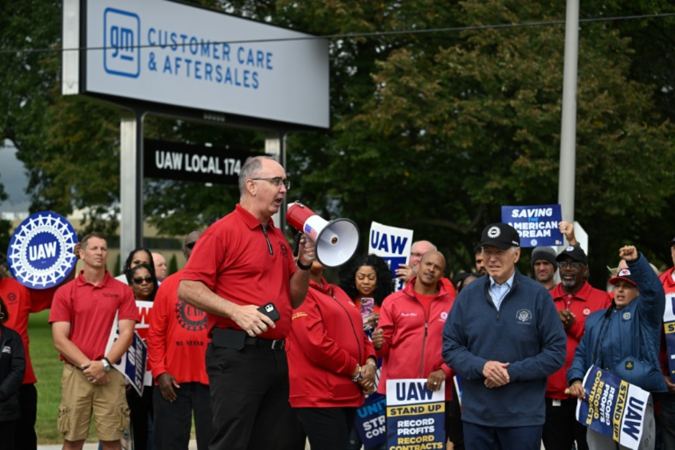 Shawn Fain, président du syndicat UAW, sur un piquet de grève en présence du président  Joe Biden, devant l'usine General Motors à Belleville, dans le Michigan, le 26 septembre 2023 © Jim WATSON