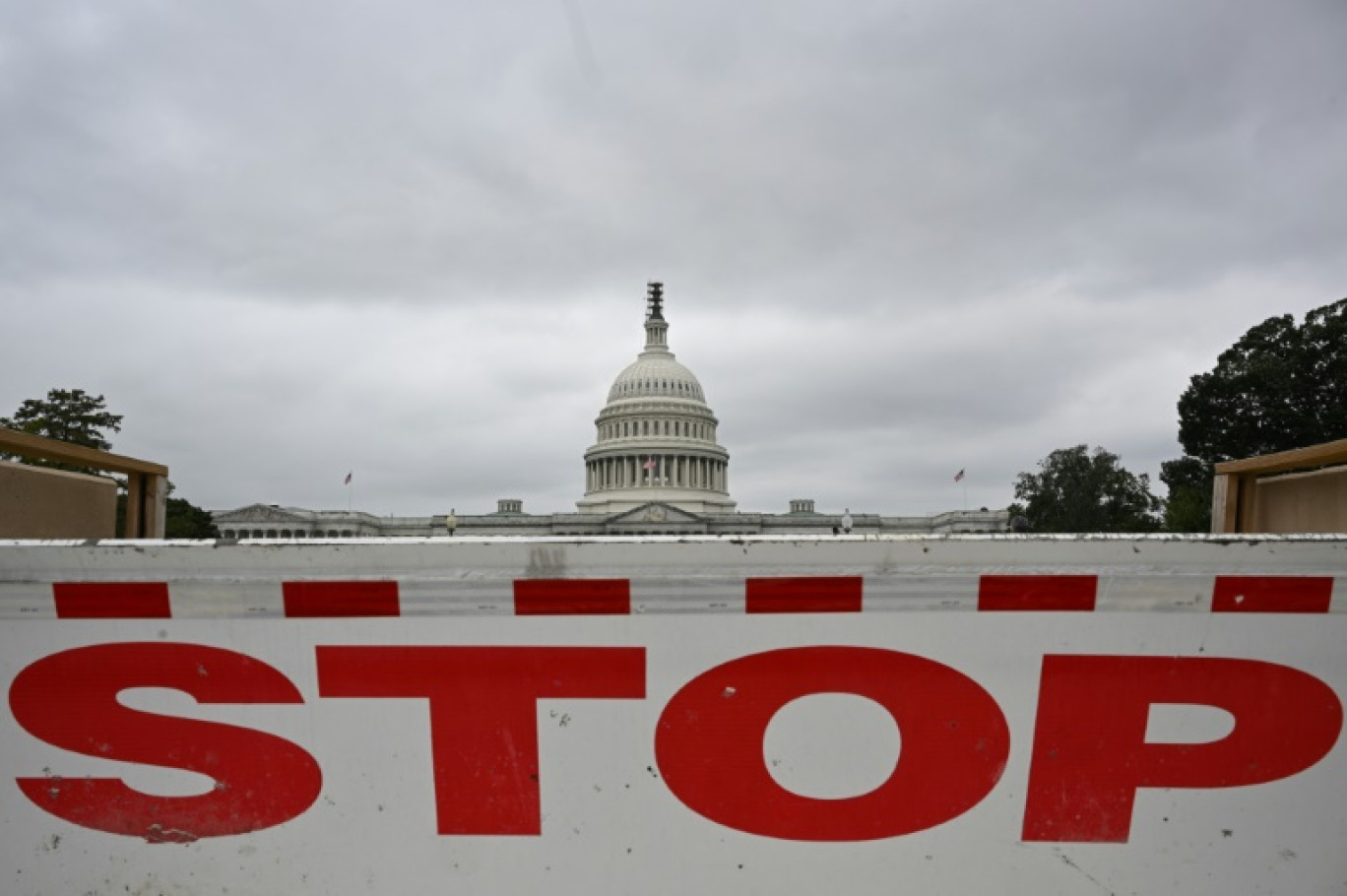 Un panneau de signalisation routière installé près du Parlement des Etats-Unis, le 28 septembre 2023 à Washington. © Mandel NGAN