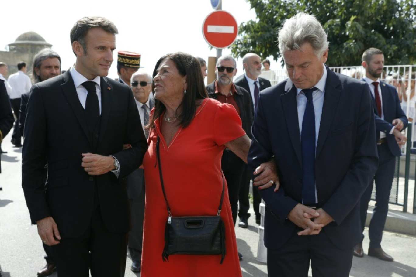 Fabien Roussel (D), Emmanuel Macron et Isaline Amalric petite-fille du résistant Maurice Choury, à Ajaccio le 28 septembre 2023 © Pascal POCHARD-CASABIANCA