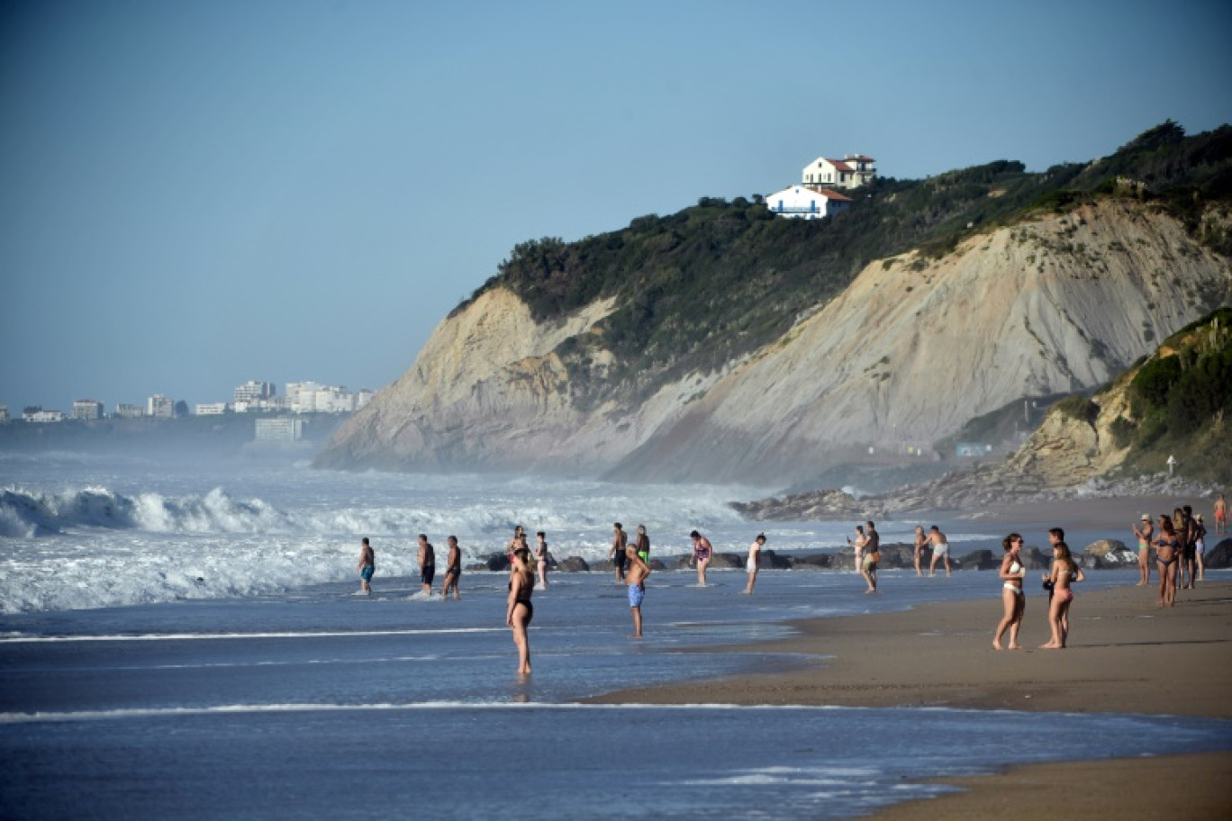 Des baigneurs sur la plage de Bidart, le 28 septembre 2023 dans les Pyrénées-Atlantiques © GAIZKA IROZ