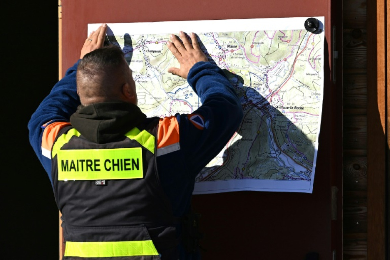 Un plan est affiché pour organiser les recherches pour tenter de retrouver Lina, à Saint-Blaise-la-Roche, dans le Bas-Rhin, le 26 septembre 2023 © PATRICK HERTZOG