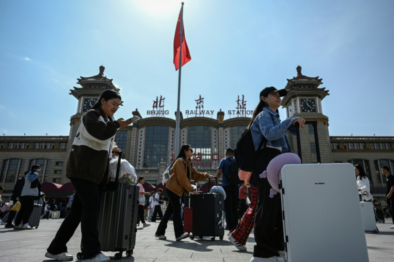 Des voyageurs arrivent à la gare de Pékin, au premier jour d'affluence avant les vacances de la fête nationale en Chine, le 29 septembre 2023 © Jade GAO