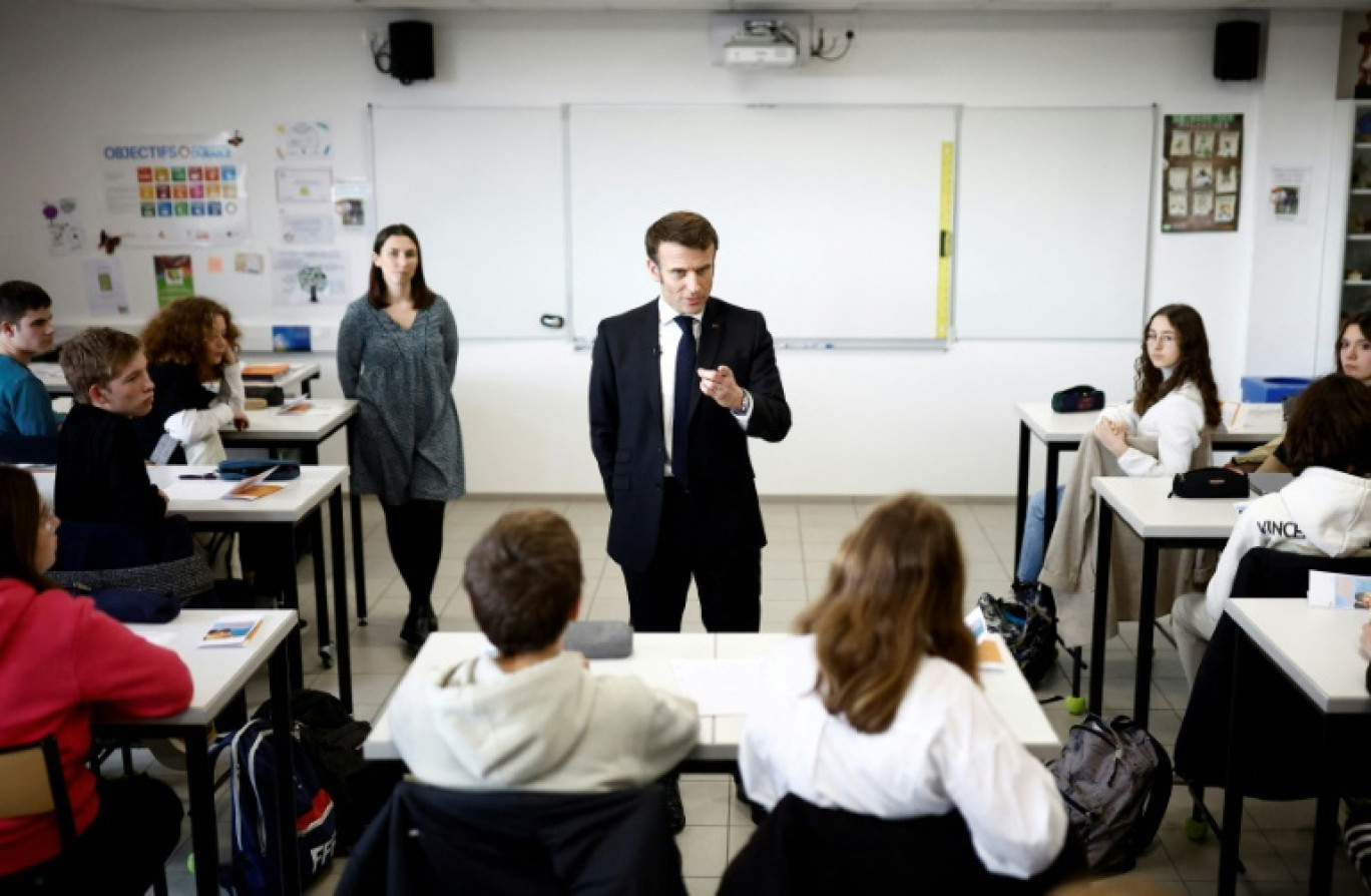 Emmanuel Macron (c) fait la promotion de la vaccination contre les papillomavirus dans une école de Jarnac (Charente), le 28 février 2023 © STEPHANE MAHE