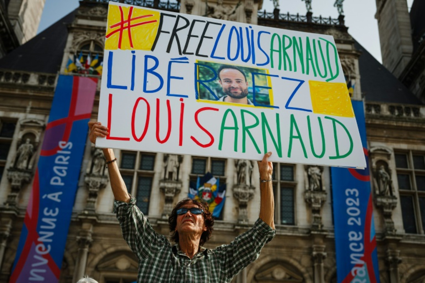 Rassemblement sur le parvis de l'Hôtel de Ville à Paris pour réclamer la libération de Louis Arnaud, un Français détenu depuis un an en Iran, le 30 septembre 2023 © Dimitar DILKOFF