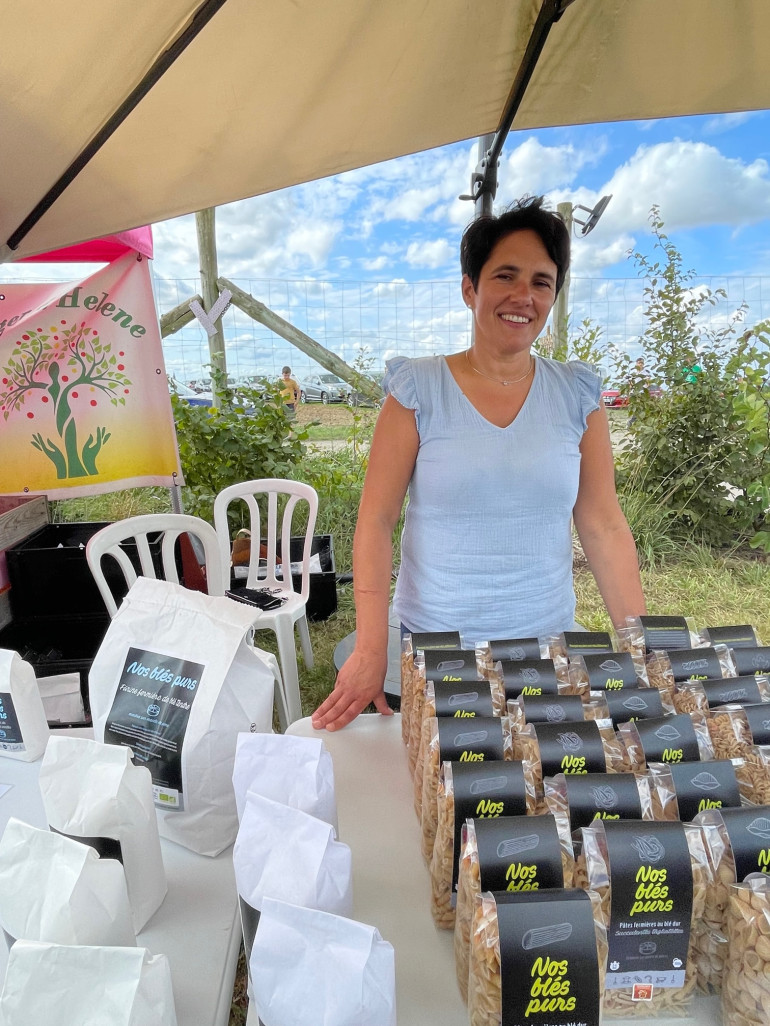 Amélie Tupigny produit des pâtes extrudées au moule de bronze dans la ferme biologique de son mari agriculteur à Matigny dans la Somme.