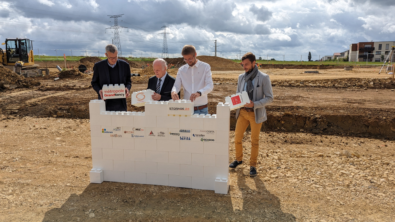 (c) Storage 24. Storage 24 vient de poser,  fin août, la première pierre de l’extension de son siège social à Seichamps sur la ZAC de la Louvière. Un nouveau parc d’activités est également en construction.