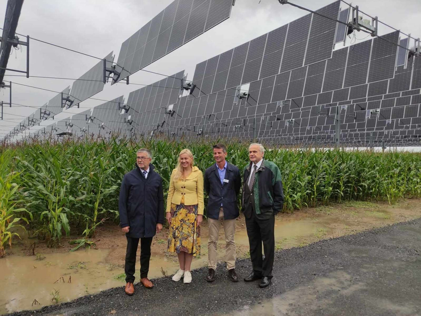  Bertrand Pancher président du groupe LIOT, Kadri Simson commissaire européenne à l'énergie, Mathieu Debonnet, président de TSE et le préfet Rollon Monchel-Blaisot sont allés voir  de près  la canopée agricole installé au dessus d'un champ de maïs de trois hectares.