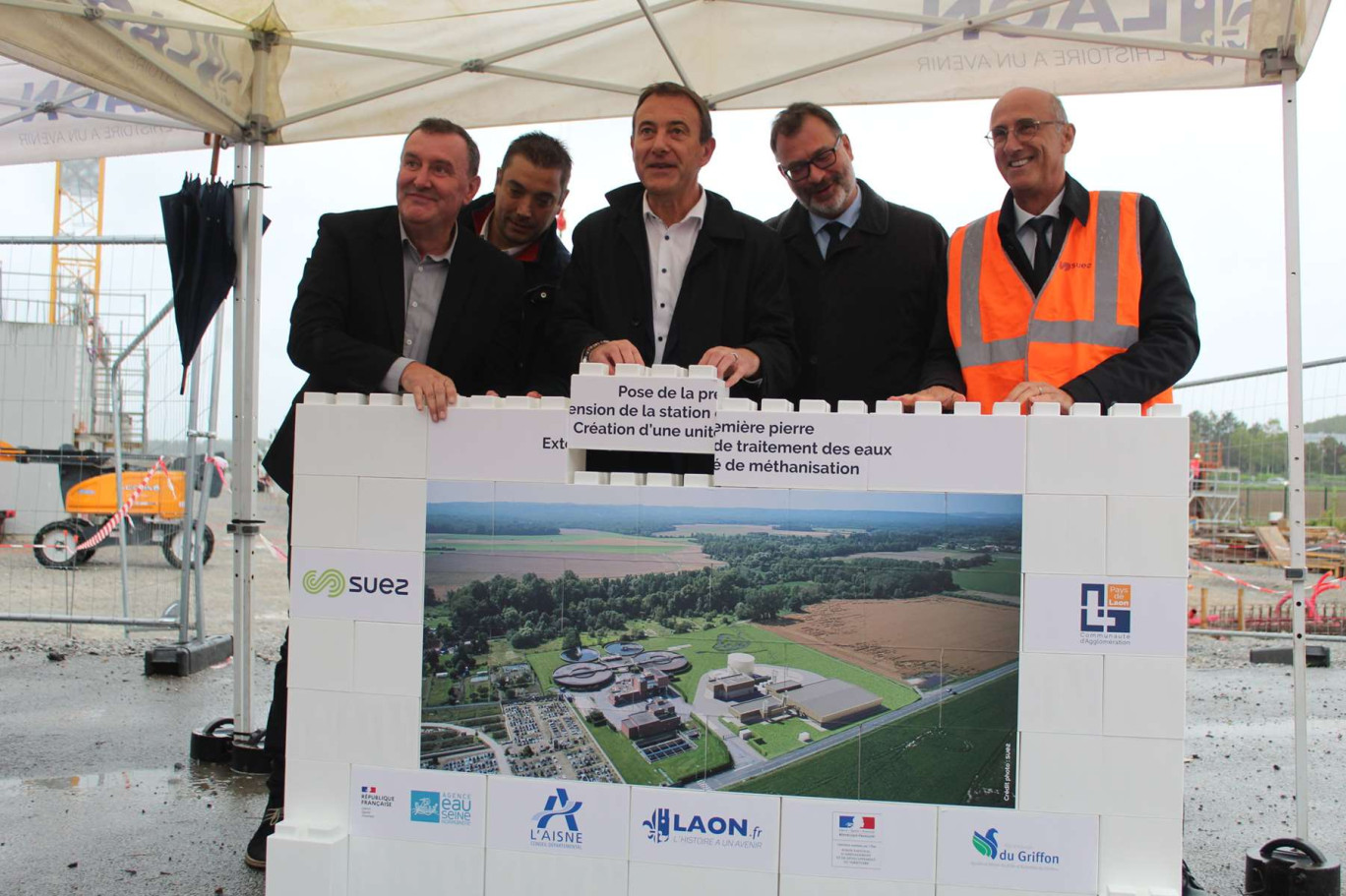 Benoît Buvry, vice-président de l’agglomération de Laon en charge de l’Eau et l’assainissement, Mathieu Fraise, vice-président du Département de l’Aisne,Éric Delhaye, président de l’agglomération de Laon, Thomas Campeaux, préfet de l’Aisne, et Didier Allanos, directeur régional Hauts-de-France de Suez, ont posé la 1ère pierre symbolique de l’extension de la station d’épuration de Laon.