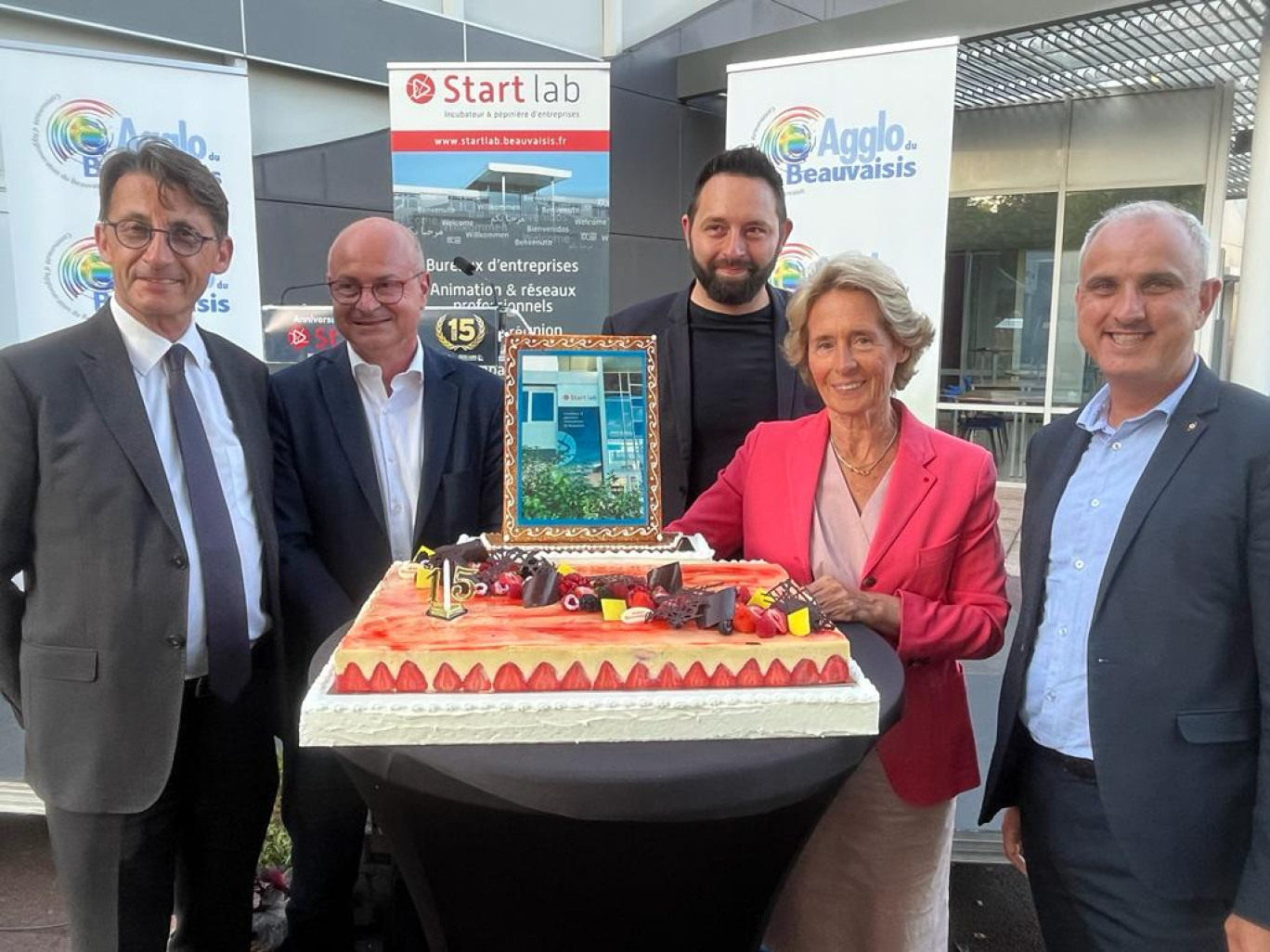 (de g à dr). Franck Pia, maire de Beauvais, Jean-Charles Baudet-Plazolles, directeur de Start Lab, Matthieu Alaime, Directeur de l'économie, de l'enseignement supérieur et de l'innovation du Beauvaisis et Loïc Barbaras, vice-président Développement Économique du Beauvaisis... ont souflé les 15 bougies du Start Lab. (c)VK