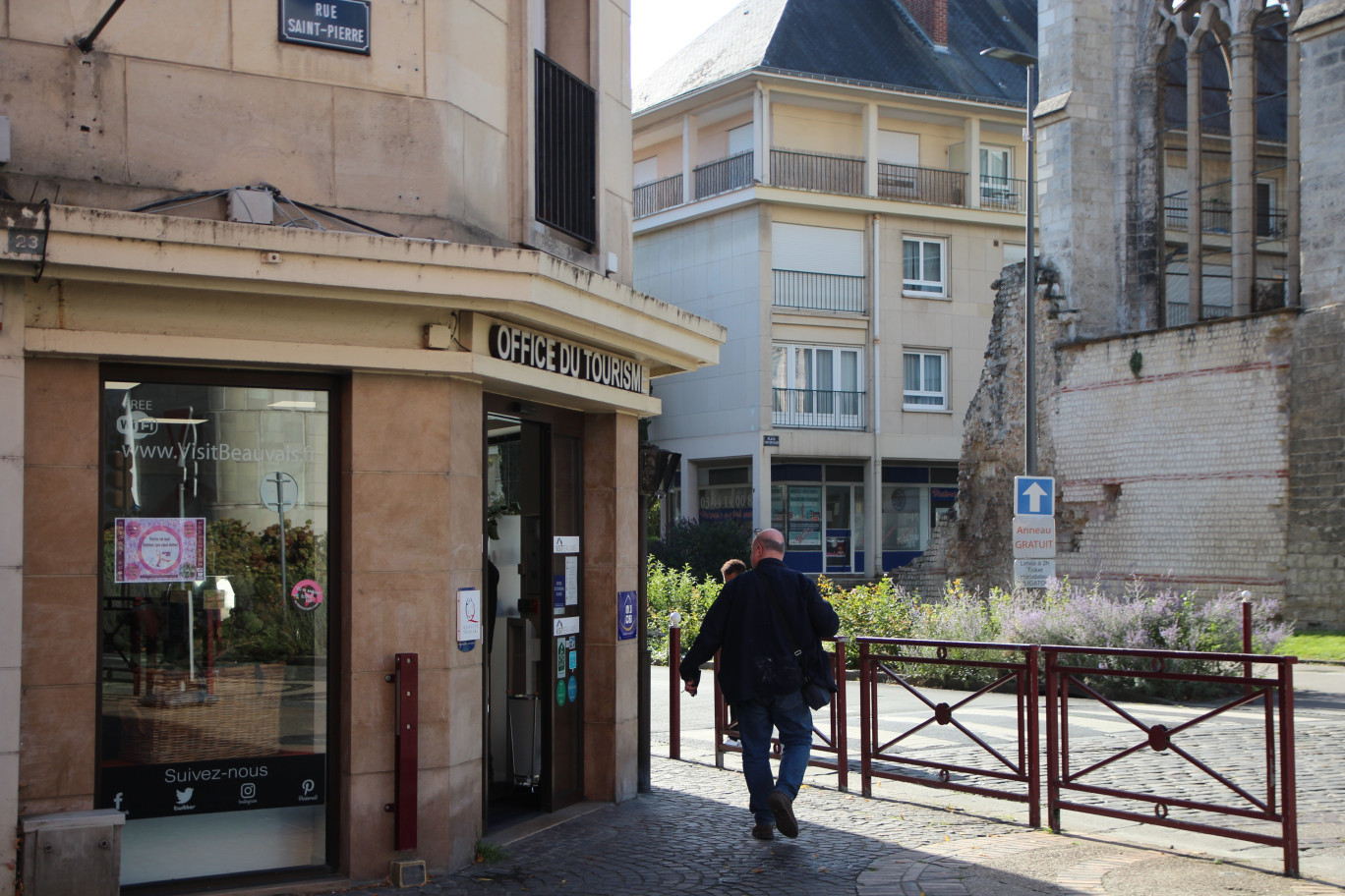 Au coin des rues Beauregard et Saint-Pierre, l’office de tourisme dispose d’une boutique qui commercialise plus de 90 produits. (© Aletheia Press / B.Delabre)