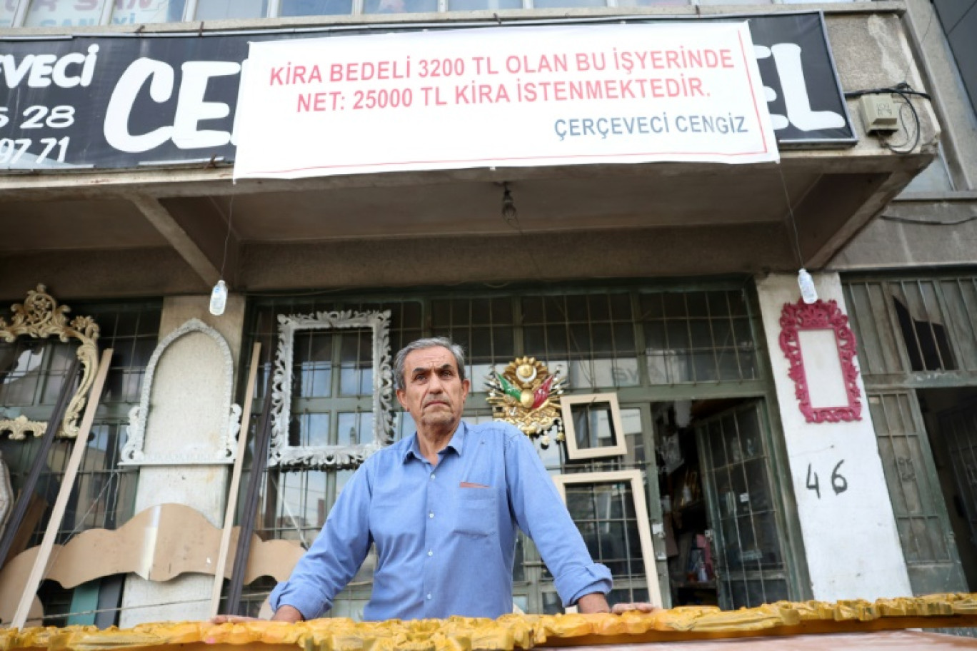 Cengiz Orsel, sculpteur sur bois, a tendu une bannière sur la façade de son atelier, à Ankara, pour dénoncer son propriétaire, le 22 septembre 2023 © Adem ALTAN