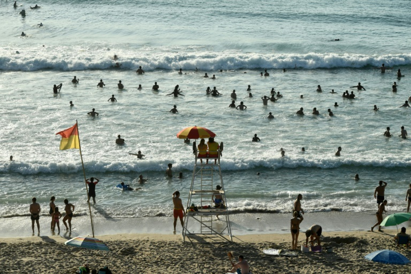 Plage de Biarritz (Pyrénées-Atlantiques) le 23 août 2023. 30 à 35 degrés sont attendus dans le sud-ouest le 1er octobre 2023 © GAIZKA IROZ