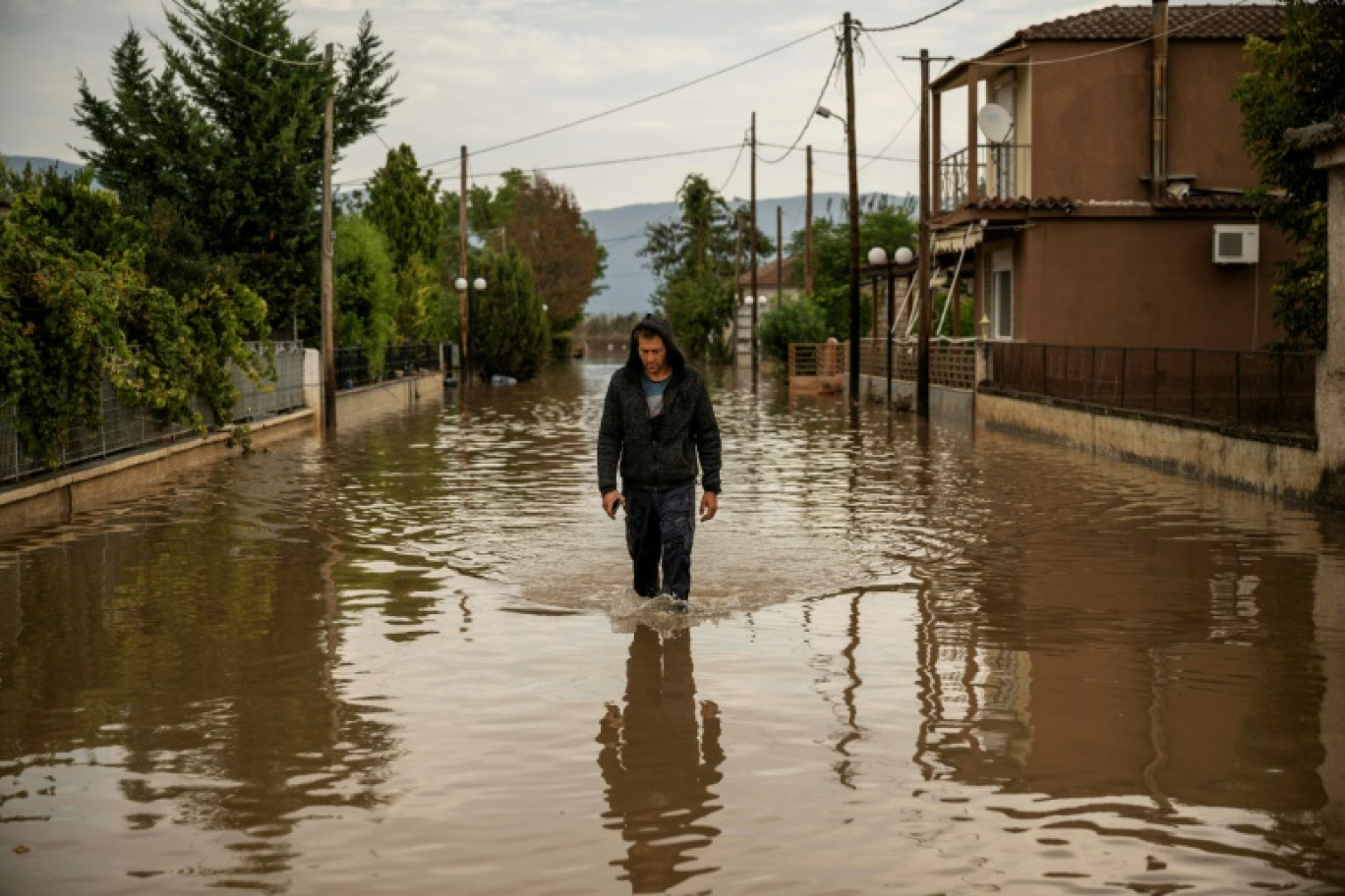 Un pick-up transporte des pommes sur une route défoncée par les indondations à Zagora, dans le nord de la Grèce, le 25 septembre 2023 © Angelos Tzortzinis