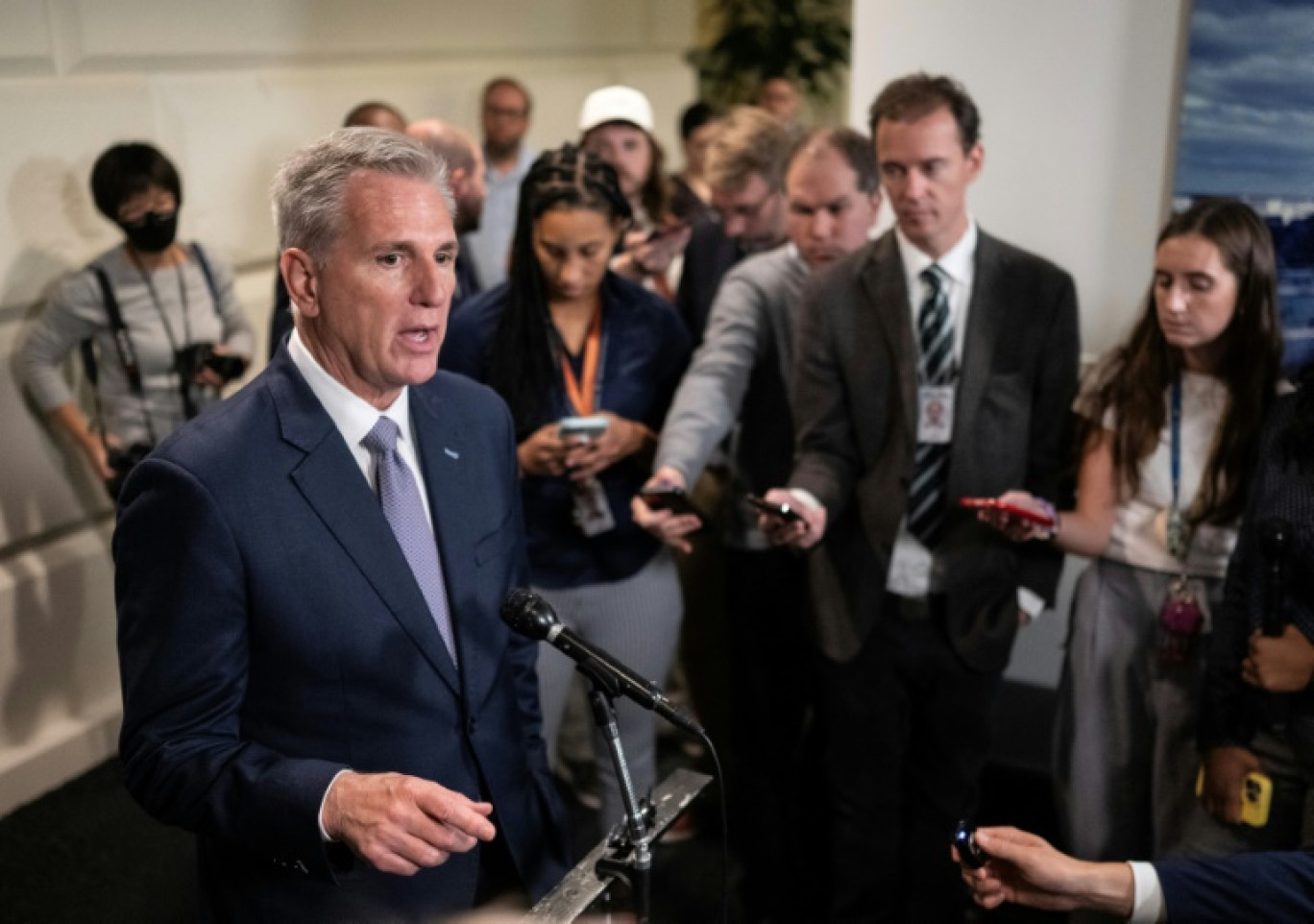 Le président républicain de la Chambre des représentants, Kevin McCarthy, fait une déclaration à la presse à l'issue d'une réunion au Congrès américain, le 30 septembre 2023 à Washington © ANDREW CABALLERO-REYNOLDS