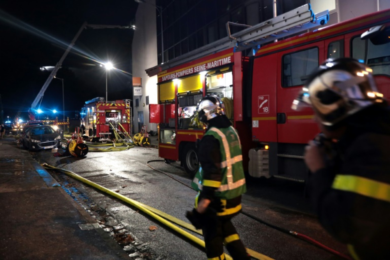 Des pompiers combattent un incendie qui a ravagé deux immeubles dans le quartier de Saint Julien à Rouen (Normandie) le 1er octobre 2023 © LOU BENOIST