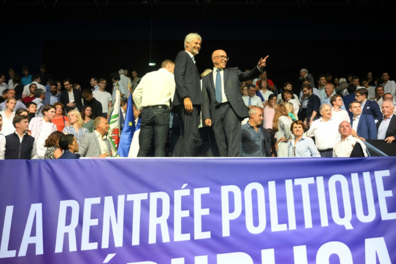 Le président Les Républicains (LR) de la région Auvergne-Rhône-Alpes, Laurent Wauquiez (c), au côté du président du parti, Eric Ciotti, au Cannet (Alpes-Maritimes), le 27 août 2023 © NICOLAS TUCAT