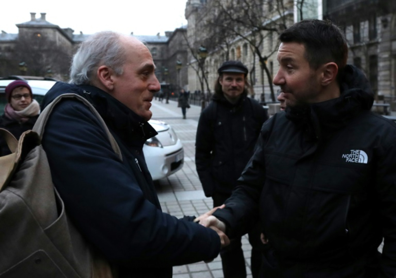 Philippe Poutou (g) et Olivier Besancenot, du Nouveau parti anticapitaliste (NPA) à Paris, le 15 janvier 2018 © JACQUES DEMARTHON