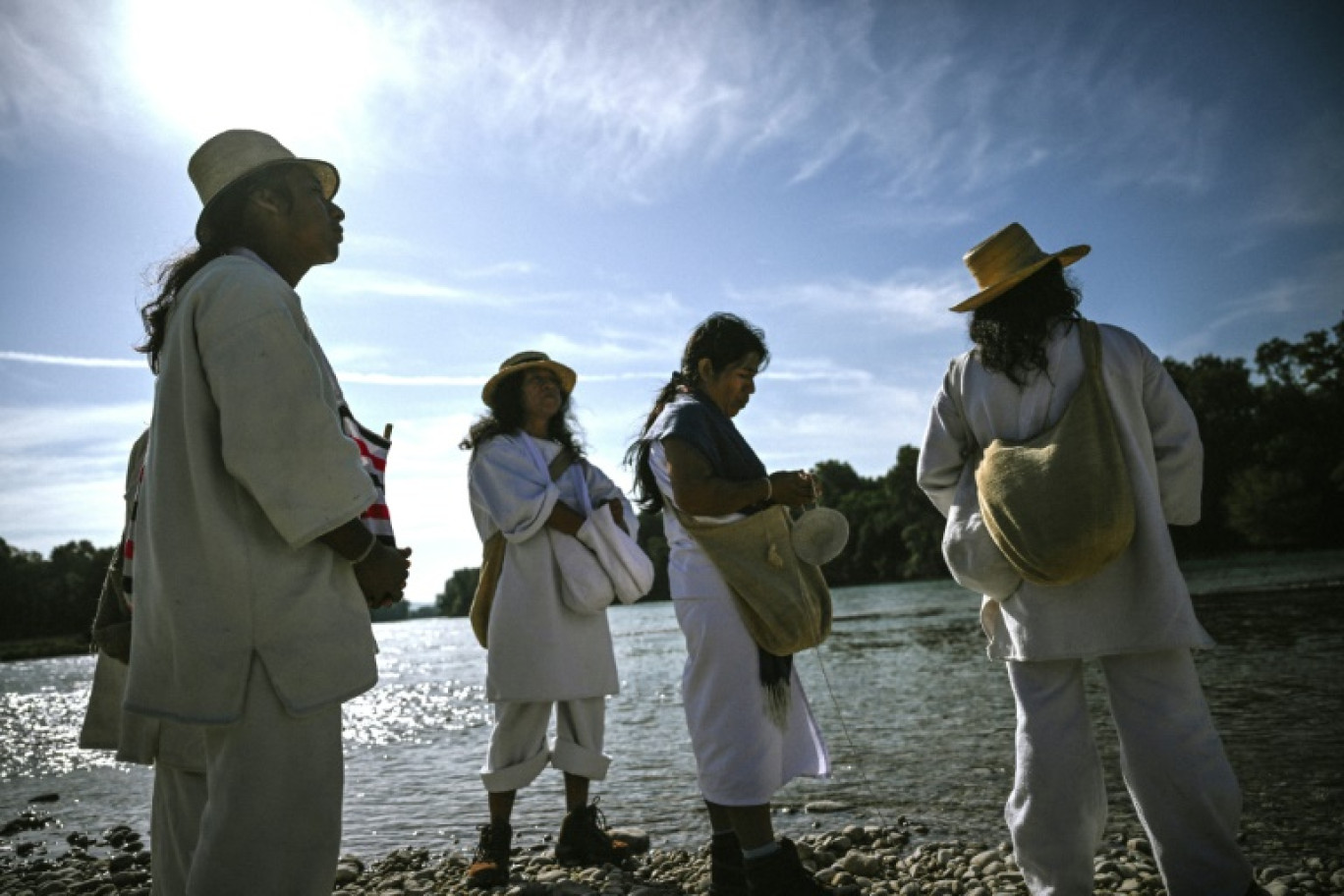 Des membres du peuple autochtone Kogis de Colombie devant le Rhône, le 3 octobre 2023 à Saint-Maurice-de-Gourdans, dans l'Ain © OLIVIER CHASSIGNOLE