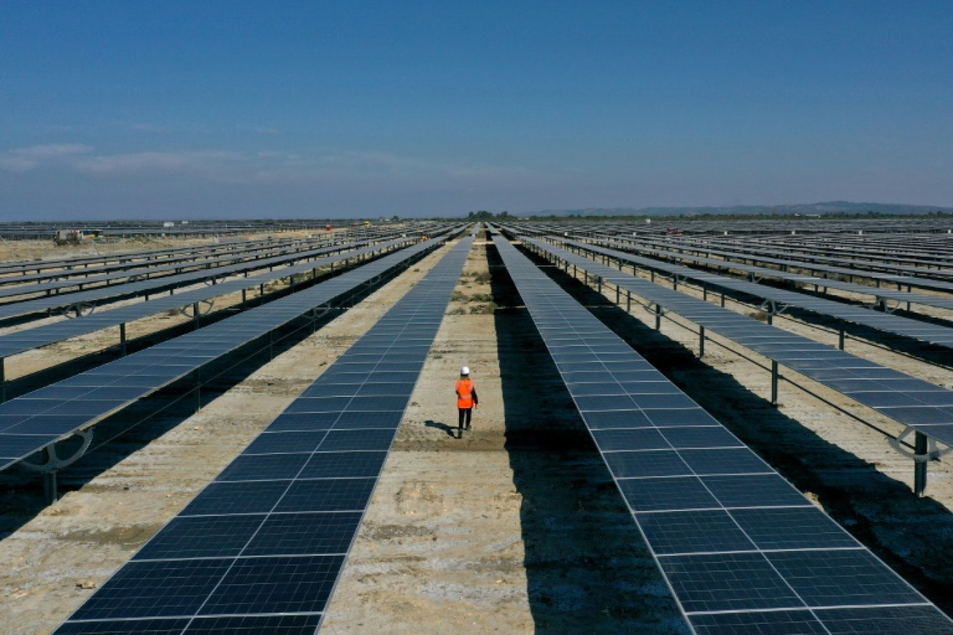 Vue aérienne des panneaux solaires de la centrale photovoltaïque de Karavasta, le 4 octobre 2023 en Albanie © Adnan Beci