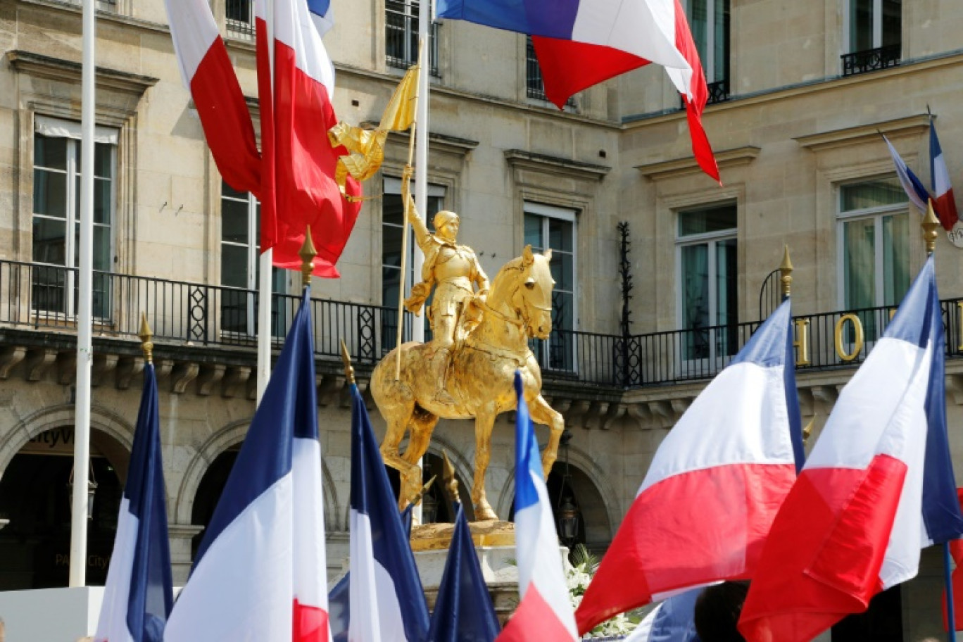 Manifestation à l'appel de l'organisation catholique intégriste Civitas le 8 mai 2016 devant une statue de Jeanne d'Arc à Paris © FRANCOIS GUILLOT