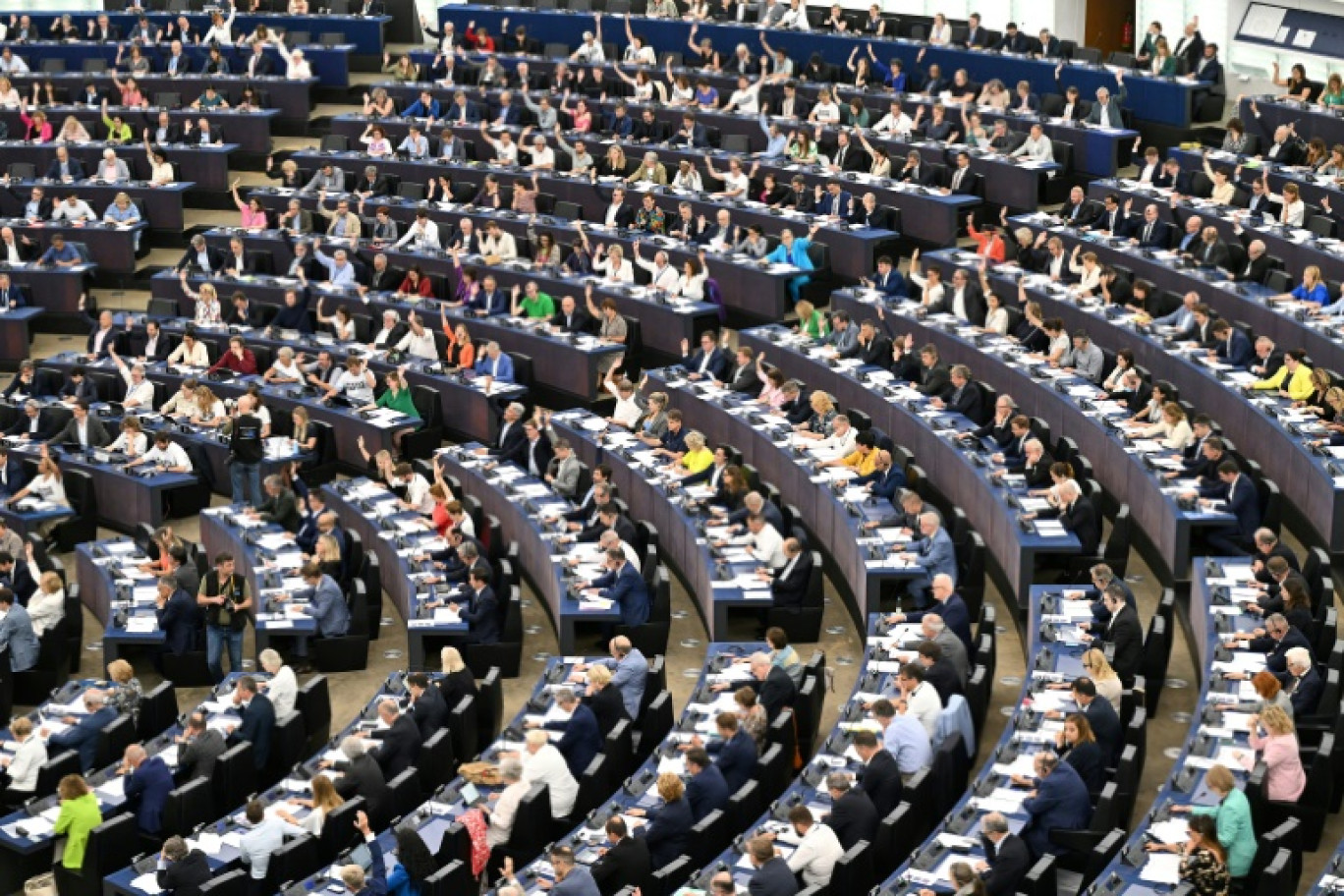 Les membres du Parlement européen réunis à Strasbourg prennent part à un vote le 12 juillet 2023 © FREDERICK FLORIN