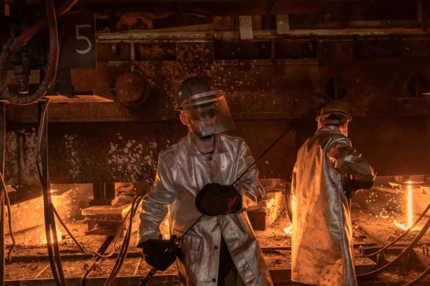 Des employés en équipements de protection travaillent à l'aciérie ArcelorMittal, à Kryvyi Rig, le 15 septembre 2023 dans le sud de l'Ukraine © Roman PILIPEY