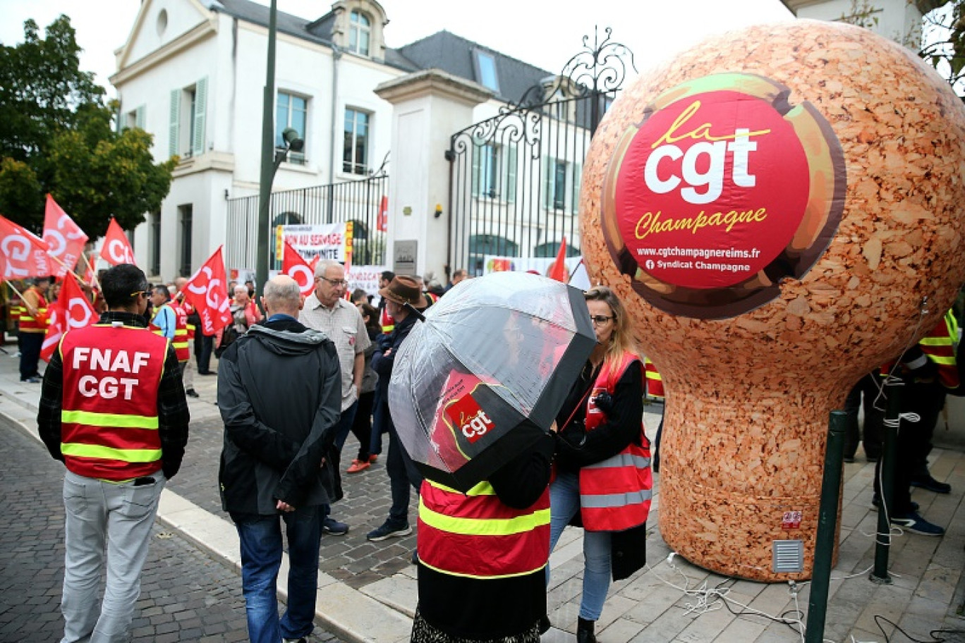 Manifestation à Epernay le 3 octobre 2023 pour réclamer une table ronde sur les conditions de travail des vendangeurs des vignobles de Champagne © FRANCOIS NASCIMBENI