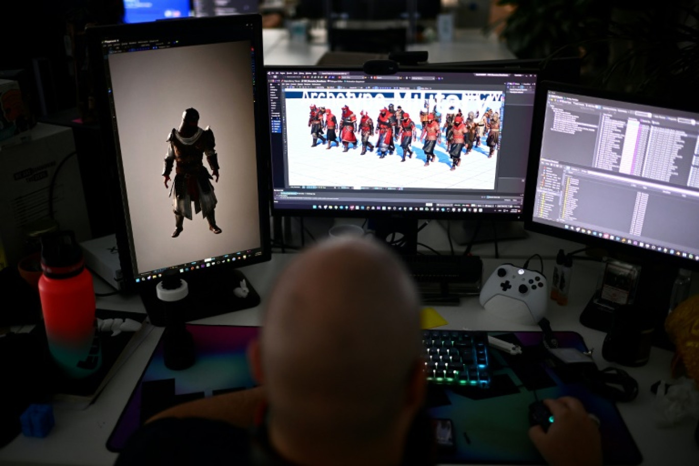 Un game designer travaille sur la modélisation des personnages du jeu vidéo "Assassin's Creed Mirage" au studio Ubisoft de Bordeaux, le 3 octobre 2023 © Christophe ARCHAMBAULT