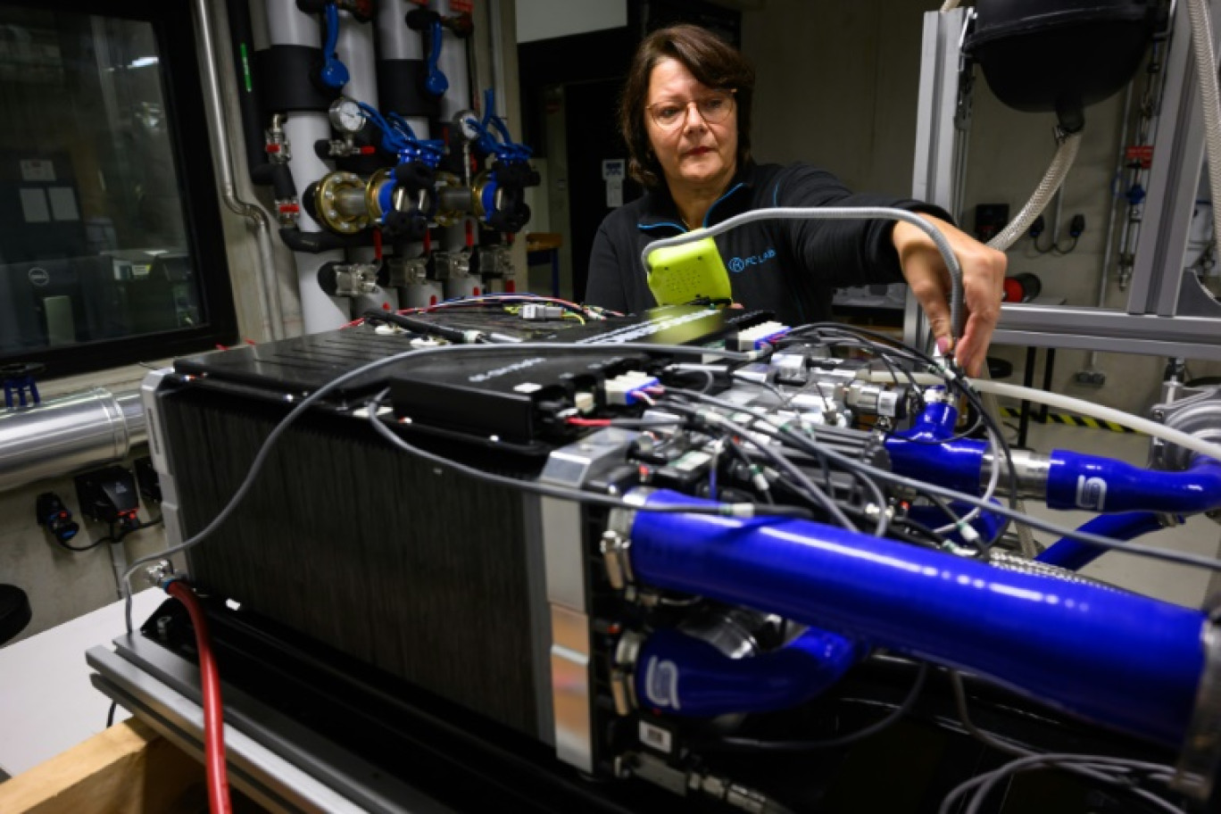 Une membre du FC Lab à la recherche d'éventuelles fuites d'hydrogène sur une pile à combustible, le 18 octobre 2023 à Belfort © SEBASTIEN BOZON